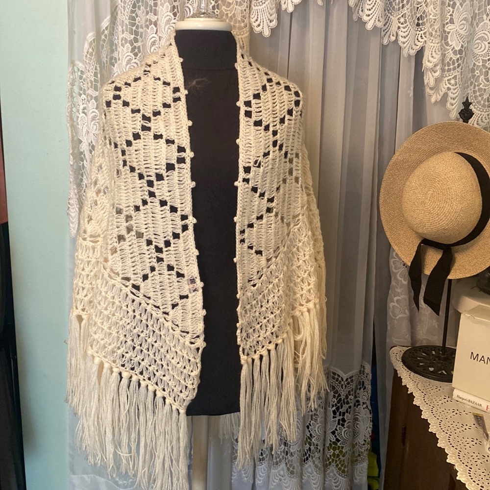 Vintage Crocheted Cream Acrylic Shawl MINT!